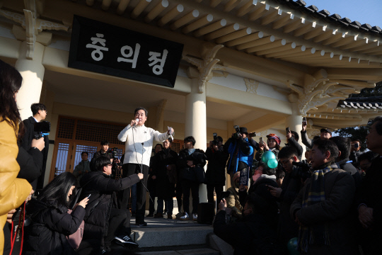 이낙연 전 더불어민주당 대표가 1일 오전 경기도 고양시 행주산성에서 지지자들에게 신년인사를 하고 있다. 연합뉴스
